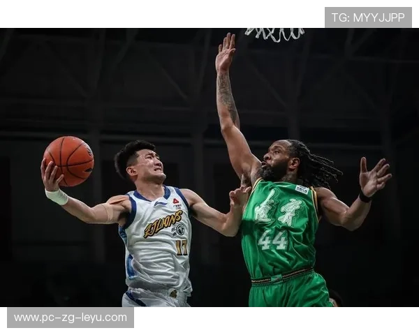 NBA球星无视防守拔起三分，全场静默后爆炸——篮球的瞬间魅力与无限可能